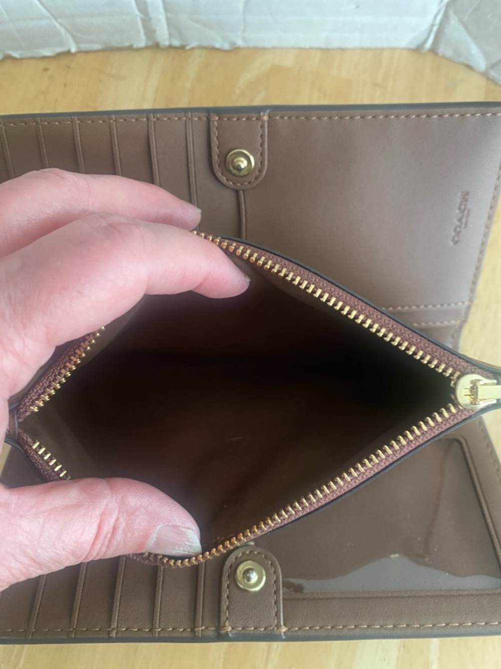 Coach Brown Signature Continental Wallet w Gold Logo & center zipper area EUC - Picture 10 of 15